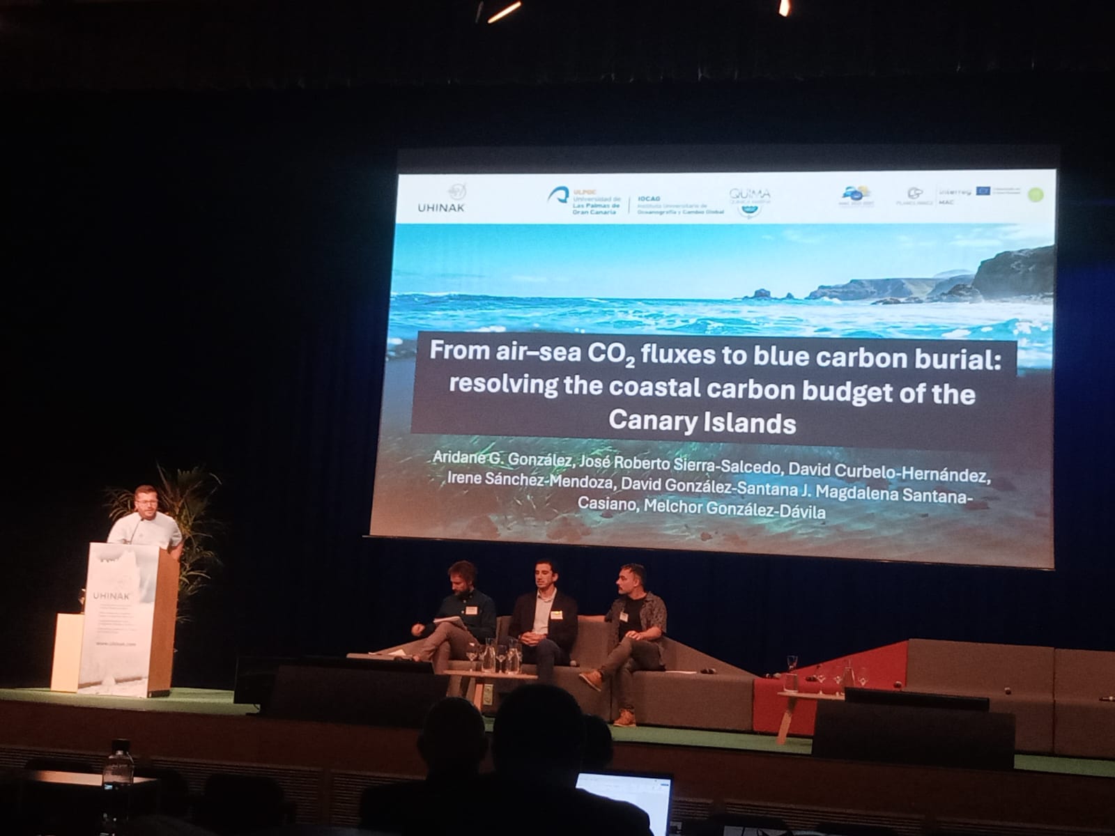 Aridane González explica las metodologías de análisis del carbono en sedimentos costeros durante UHINAK 2026